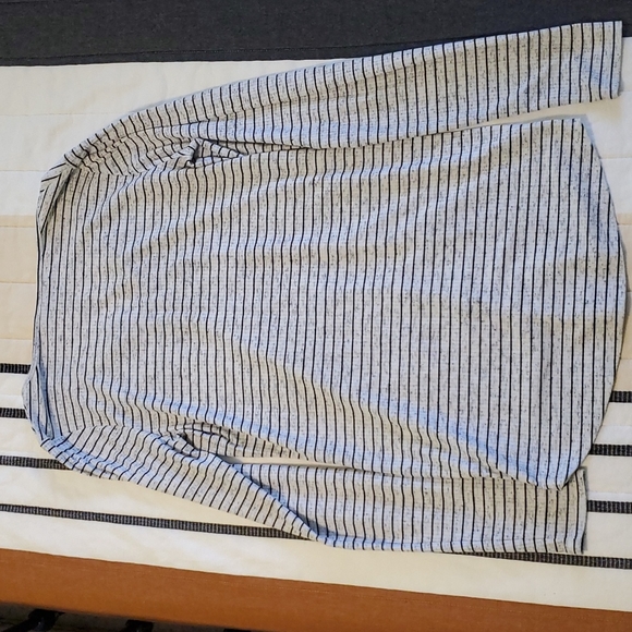 A Pea In The Pod Long Sleeve Maternity Top - Picture 3 of 4